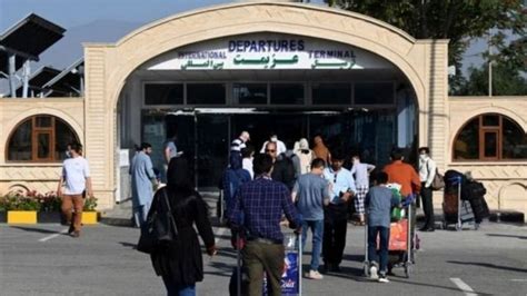 افغانستان میں پھنسے پاکستانی کابل کے ایئرپورٹ پر کم از کم 30 پاکستانی فلائٹس کے منتظر Bbc