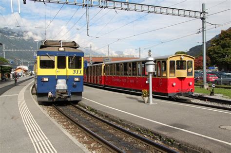 Bekannt für das schöne stadtbild. Bahnhof Wilderswil,im Bild BOB Zug nach Lauterbrunnen ...