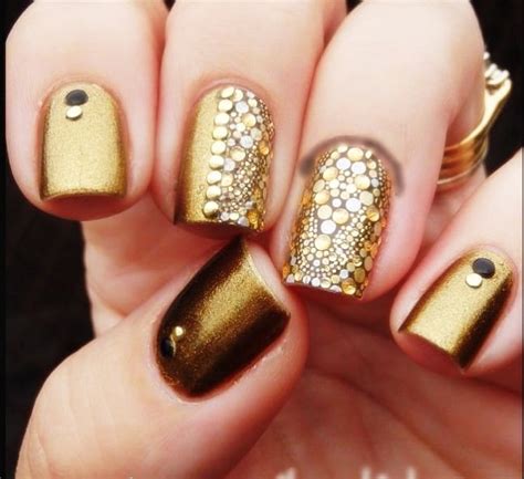 Decoración de uñas para cada ocasión. uñas-decoradas-doradas | PeluqueriasdeMadrid.es