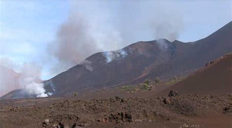 Fogo Volcano Cape Verde Eruption Update Lava Flows Pick Up Threaten