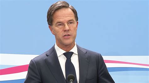 He said that the reality is that the coronavirus is among us. Mark Rutte vindt koffiemomentje na persconferentie geen punt