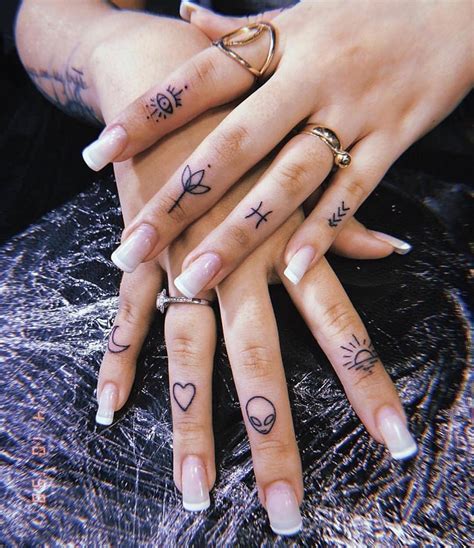 little tattoos que puedes hacerte en los dedos tatuaje dedos mano tatuaje de la mano kulturaupice