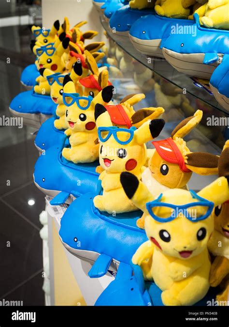 Reihen Von Plüsch Pikachu Evoli Und Wailmer Pokemon Pokémon Auf Dem Pokemon Center Tokyo Dx