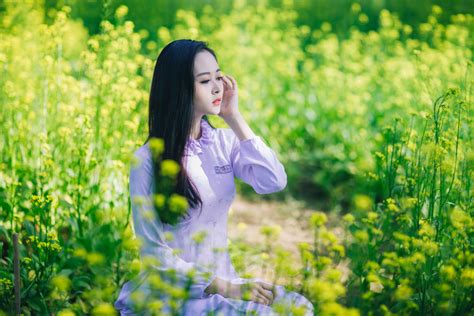 картинки природа трава девушка женщина лужайка луг Солнечный лучик цветок весна