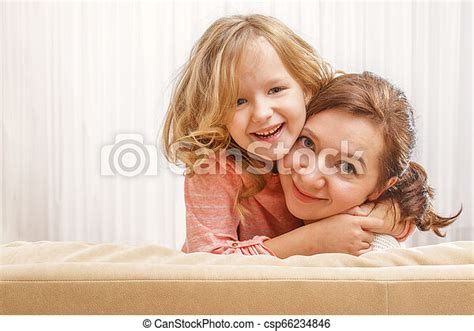 Familia Feliz Mamá E Hija Preescolar Están Sentados En El Sofá