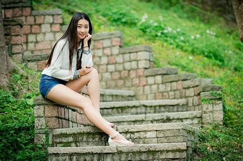 아시아 사람 모델 여자들 긴 머리 갈색 머리의 피사계 심도 좌석 계단 반바지 청바지 셔츠 팔찌 맨발 샌들 hd 배경 화면 wallpaperbetter