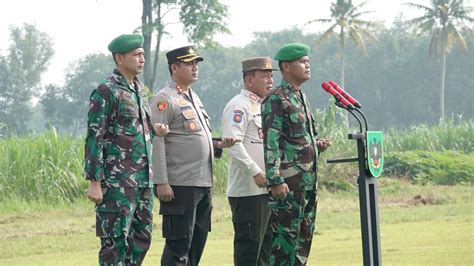 Sambut Kedatangan Preside RI Joko Widodo Kapolres Lamteng Pimpin Apel