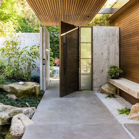 Modern Asian Garden With Concrete Accents Japanese Courtyard