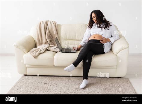 Mujer Embarazada Latina Usando Un Tablet Ordenador Sentado En El Sofá