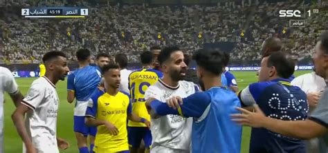 اشتباك بين اللاعبين بـ مباراة النصر والشباب صحيف