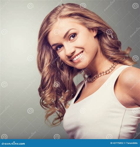 gullig blond kvinna w arkivfoto bild av attraktiv naturligt 42775852