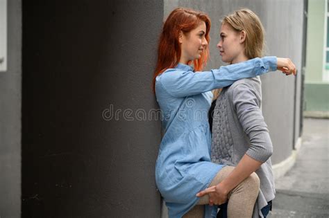 Liebende Lesbische Mädchen Stellung Auf Hintergrund Der Blauen