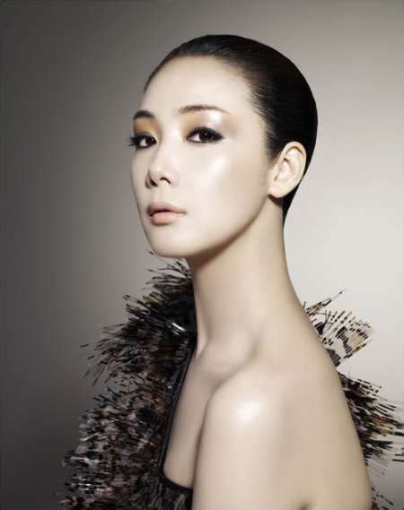 She consciously worked on keeping her wedding away from the media glare she told her fans that she decided not to announce her wedding date as her husband wasn't a public figure. more details of choi ji woo's husband. Choi Ji Woo for Shiseido | POPSEOUL!