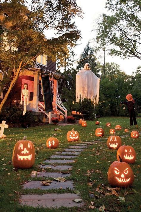 40 Elegant Outdoor Halloween Decorations Ideas For This