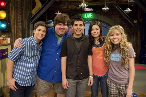 Image Dan Schneider With The Icarly Casts Nickelodeon Fandom Powered By Wikia