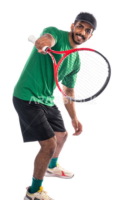 بورتريه لشاب عربي خليجي سعودي يرتدي ملابس رياضية و يقوم بممارسة رياضة