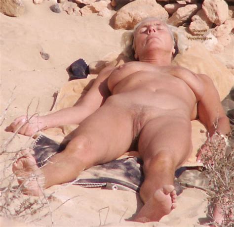 Matures nues à la plage Nerée