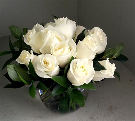 A Dozen White Roses Grande Flowers