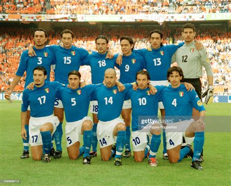 Il y a vingt ans jour pour jour, nos voisins transalpins saluaient à leur manière le but en or de david trezeguet en finale de l'euro. Italy line up for a group photo before the UEFA Euro 2000 ...