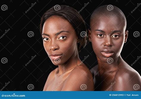 belleza desnuda dos hermosas mujeres africanas posando frente a un fondo negro con los hombros