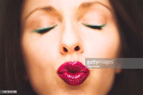 Kissy Face Photos Et Images De Collection Getty Images