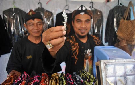 Dalam mengenali jenis pakaian, biasanya masyarakat jawa barat akan mengadakan kegiatan adat. 5 Pakaian Adat Jawa Barat (Sunda), Gambar, dan Keterangannya | Adat Tradisional
