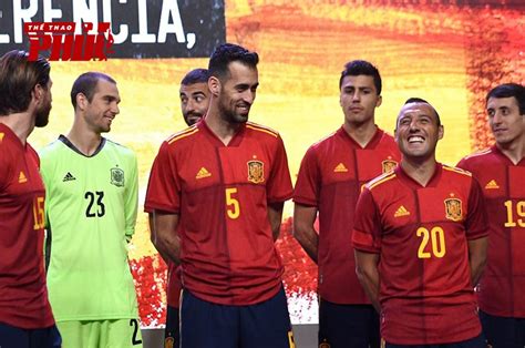 Italia đã khép lại hành trình tại vòng bảng euro 2020 với 9 điểm tuyệt đối, ghi 7 bàn thắng và không phải nhận bất kỳ bàn thua nào. Top 5 mẫu áo bóng đá đội tuyển quốc gia đẹp