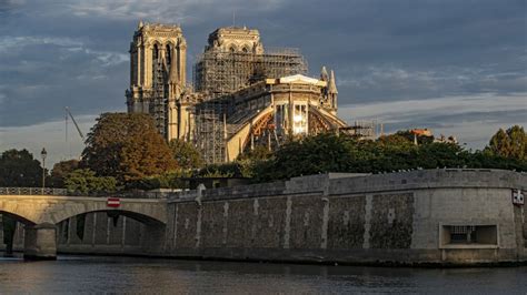Hétfőn megkezdődik a Notre Dame leégett huszártornya körüli állványzat