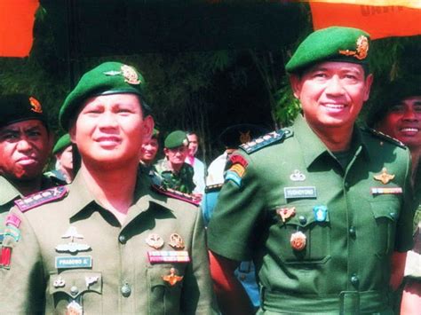 Foto tersebut diambil ketika megawati yang saat itu didampingi oleh jokowi tengah berpidato pada apel peringatan hari pancasila pada 1 juni 2013. BlogAink: Foto Pak SBY Waktu Muda