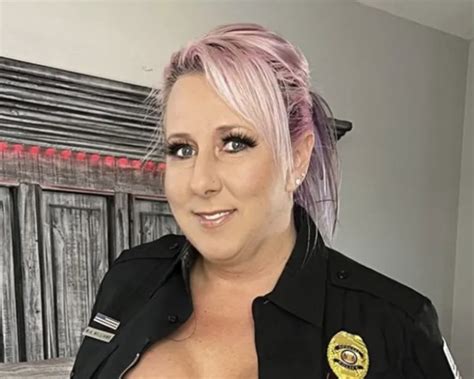 Cop Melissa Williams Who Was Fired From The Police Now Makes 27k A Month Selling Her Photos