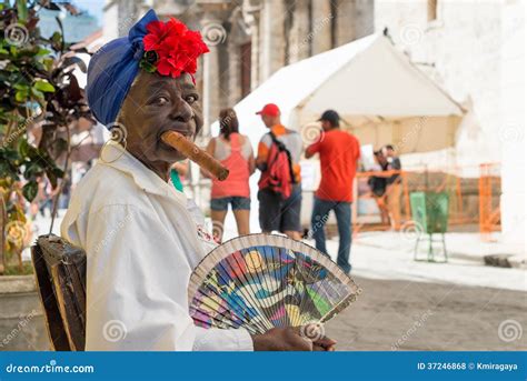 Vieja Señora Negra Que Fuma Un Cigarro Cubano En La Habana Foto De