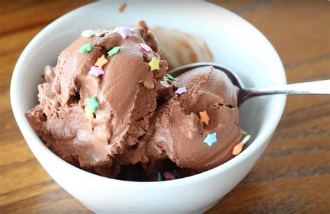 Easy Chocolate Ice Cream Liv B