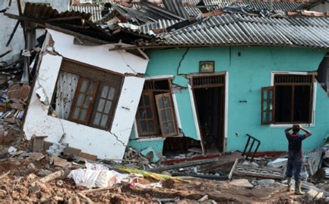 Hundreds Evacuated After Deadly Sri Lanka Dump Collapse