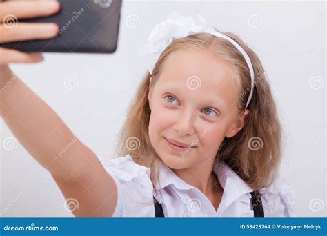 Jolie Fille De Ladolescence Prenant Des Selfies Avec Elle Futée Photo Stock Image Du écolière