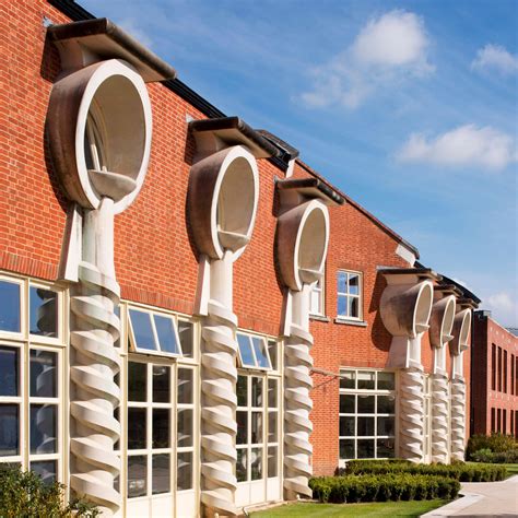17 postmodern buildings join UK's listed building register | Listed building, Postmodernism 