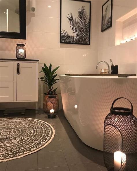 This bathroom's black and white theme is an exemplary example of this. This is a gorgeous and cozy bathroom - I could spend hours ...