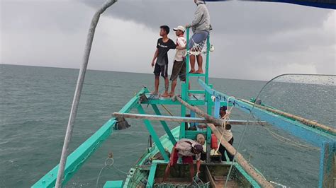 Proses Menangkap Ikan Nelayan Kalimantan Laut Nusantara Youtube