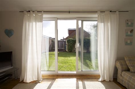 10 Pretty Curtain Ideas For Sliding Glass Doors 2024