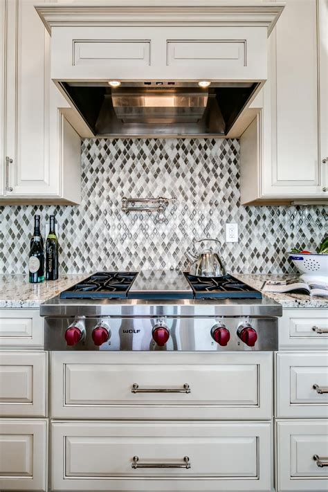 Kitchen Features Eye Catching Mosaic Tile Backsplash キッチン キッチンバック