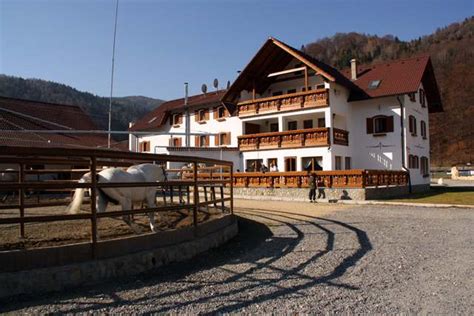 Centrul de vizitare a fost inaugrat astăzi şi a costat 6 milioane de lei. Cazare in Plaiul Foii at Popasul Craiului, Cazare in ...