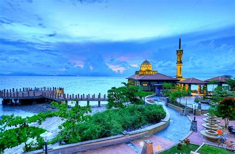 Masjid kampung laut merupakan masjid tertua di malaysia, lebih tua daripada masjid peringgit, masjid kampung hulu dan masjid tengkera di melaka. Masjid-Masjid Indah di Malaysia II