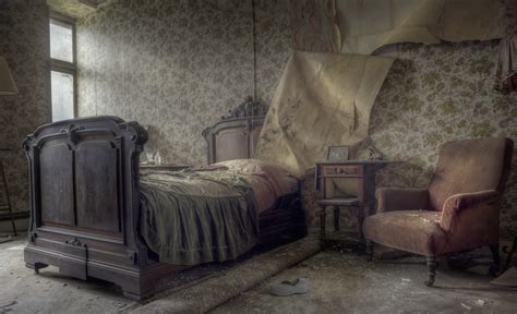 Ghost Explore A Creepy Bedroom That Had The Wallpaper Flickr