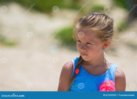 Petite Fille De Sourire Heureuse Adorable Sur La Plage Image Stock