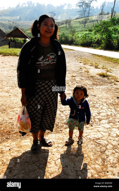 Karen Mother With Daughter Umpium Refugee Campthai Burmese Border South Of Mae Sot Tak