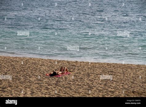 jeune femme topless sur la plage soleil relaxant seul mallorca majorque Îles baléares espagne