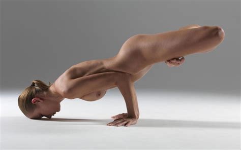 Petter Hegre fotografía a su esposa en increíbles posturas de yoga