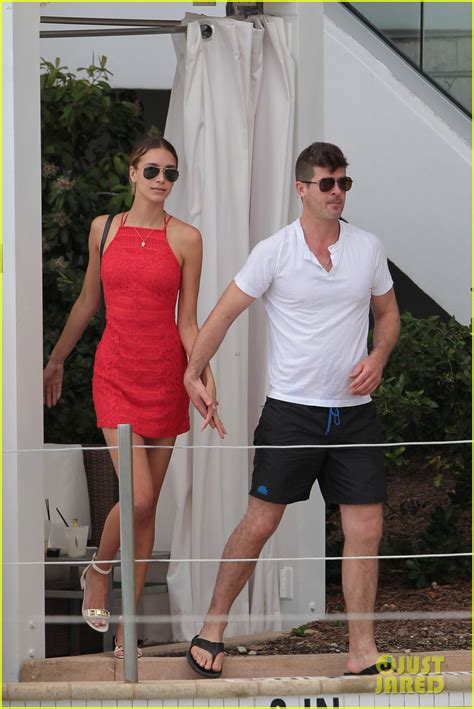 Robin Thicke Goes Shirtless At The Pool With Girlfriend April Love
