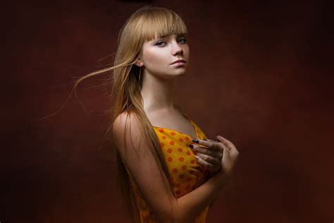 2048x1152 Blonde Model Long Hair Girl Woman Wallpaper