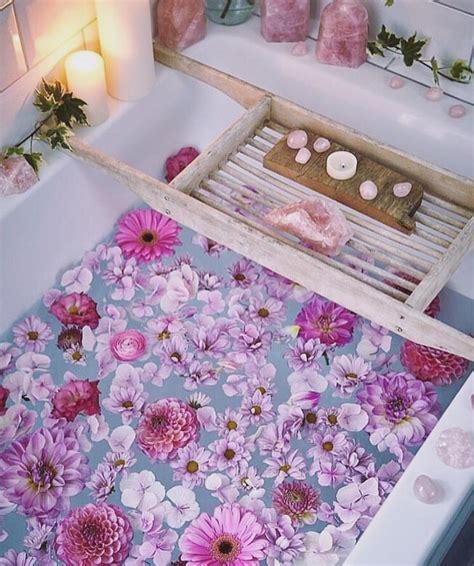 Pretty Floral Bath Flower Bath Bath Inspiration Relaxing Bath