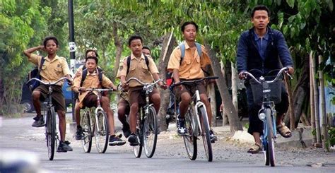 Suka Duka Berangkat Sekolah Naik Sepeda Jauh Dekat Ditempuh Demi Masa